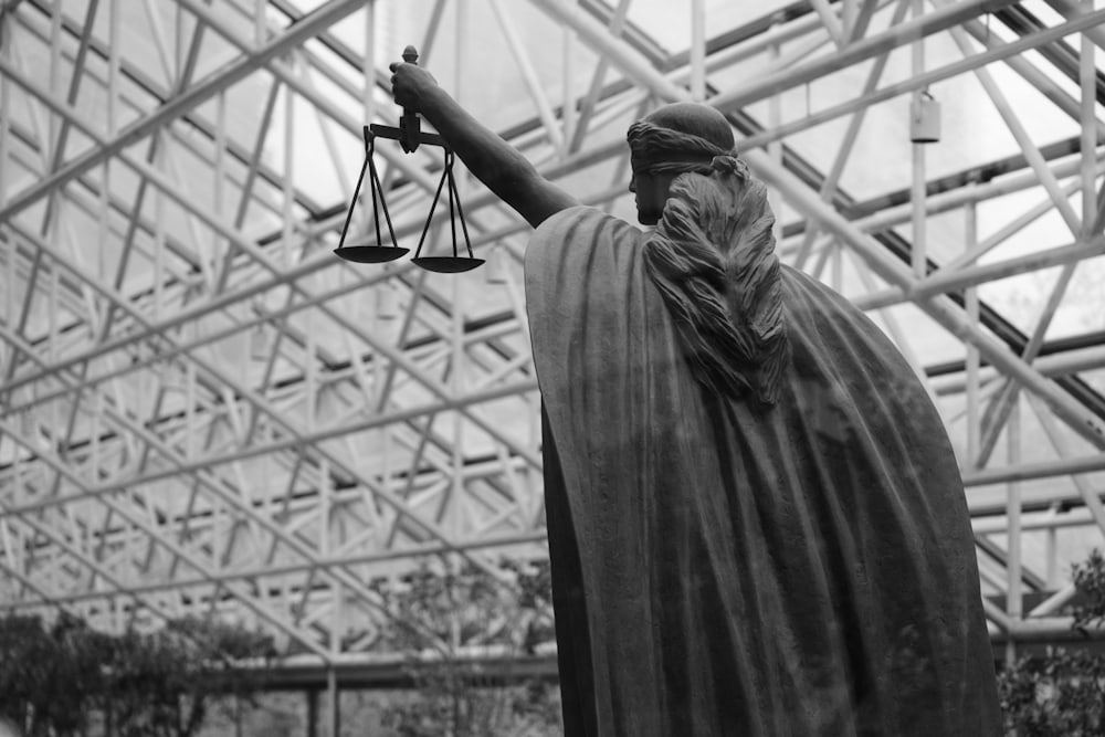 Estátua da Justiça no escritório Duarte Freire Advocacia