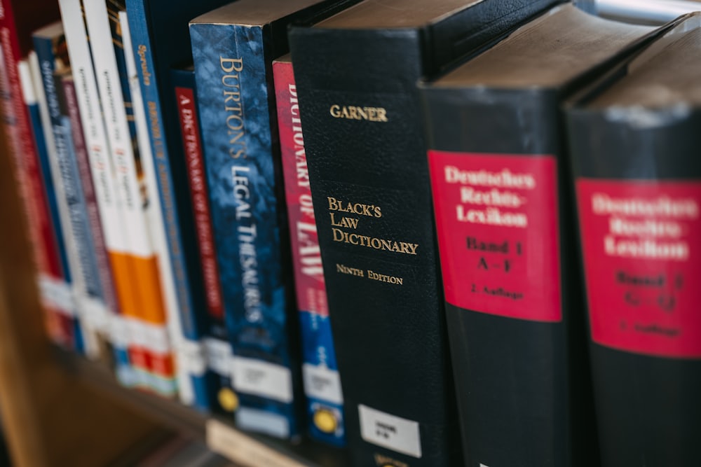 Estante de livros jurídicos do escritório Duarte Freire Advocacia